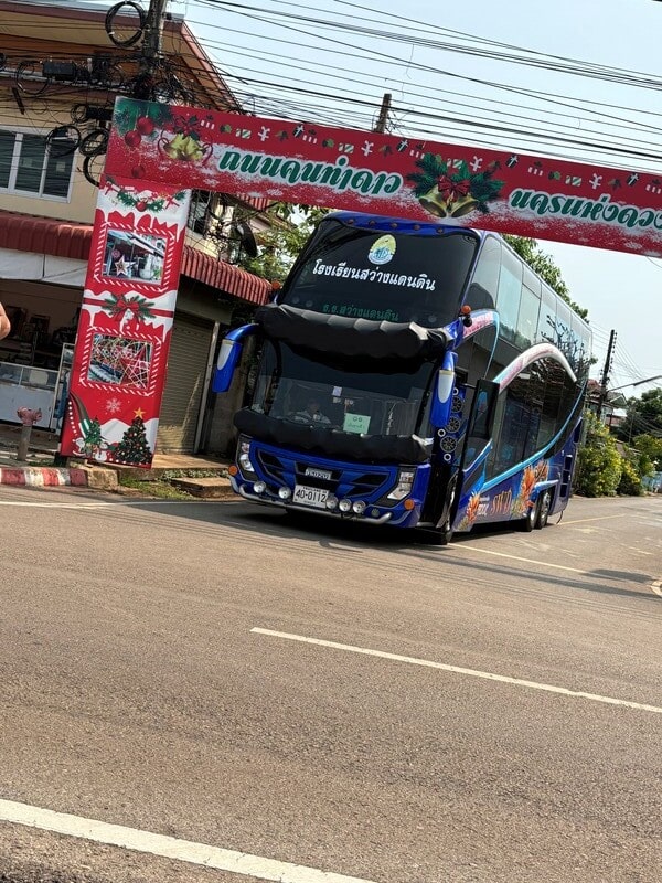 the bus doesnt fit under the decoration