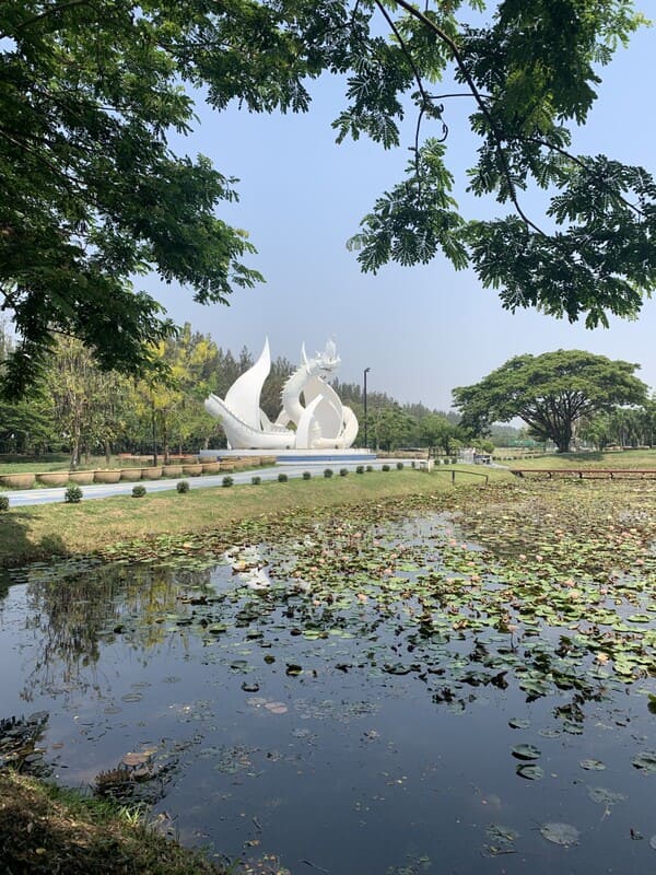 Han Chaloem Phra Kiat Park met zijn enorme witte Naga