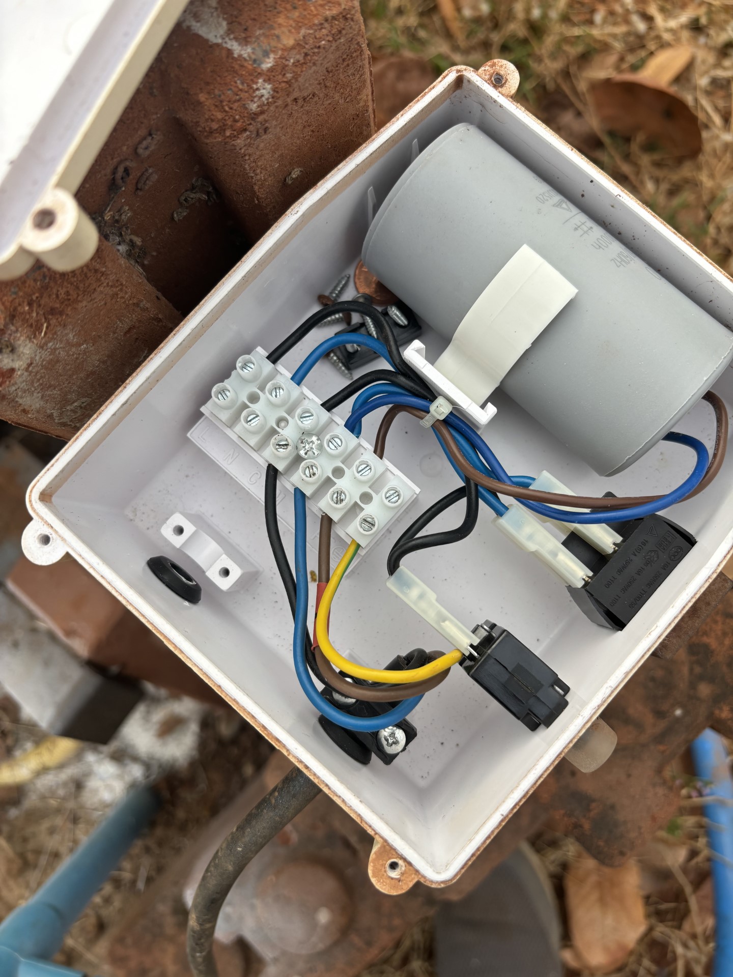 connection box with capacitor