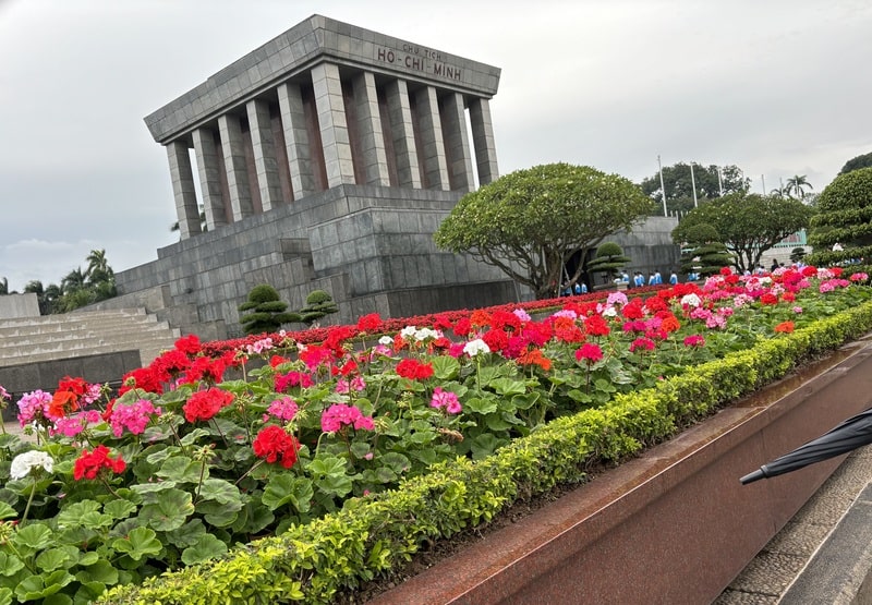 zicht op het Ho Chi Minh Mausoleum vanaf de straat voor het Ho Chi Minh Mausoleum