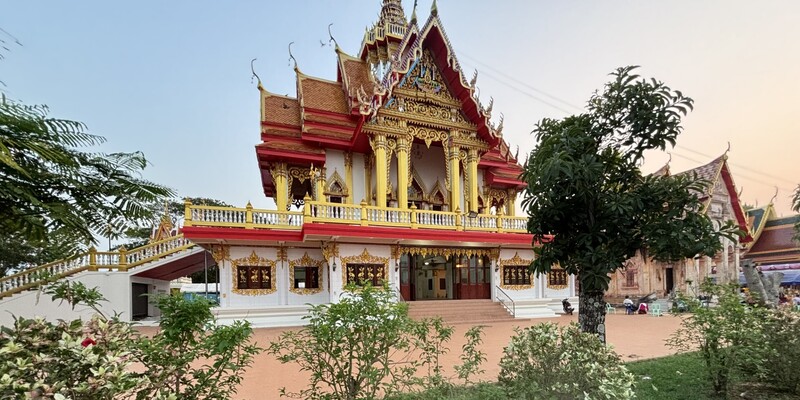 Vorderansicht des Wat Phraphut Saiyaram von der Hauptstraße aus