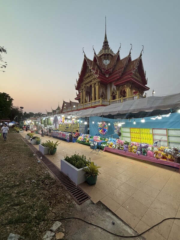 Wat Phraphut Saiyaram uitzicht vanaf de achterkant